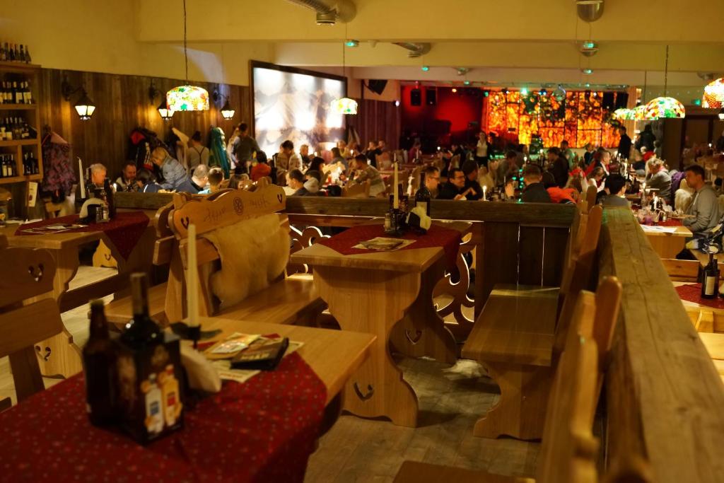 Reštaurácia alebo iné gastronomické zariadenie v ubytovaní Pokoje Zamoyskiego - WATRA