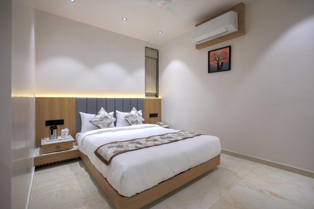 a bedroom with a large bed in a room at Hotel Aditya Mansingh Inn in Somnath