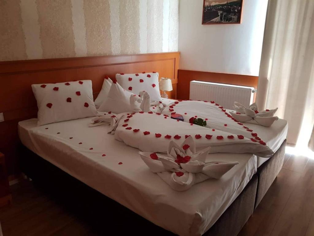 Postel nebo postele na pokoji v ubytování Hotel Barbakán