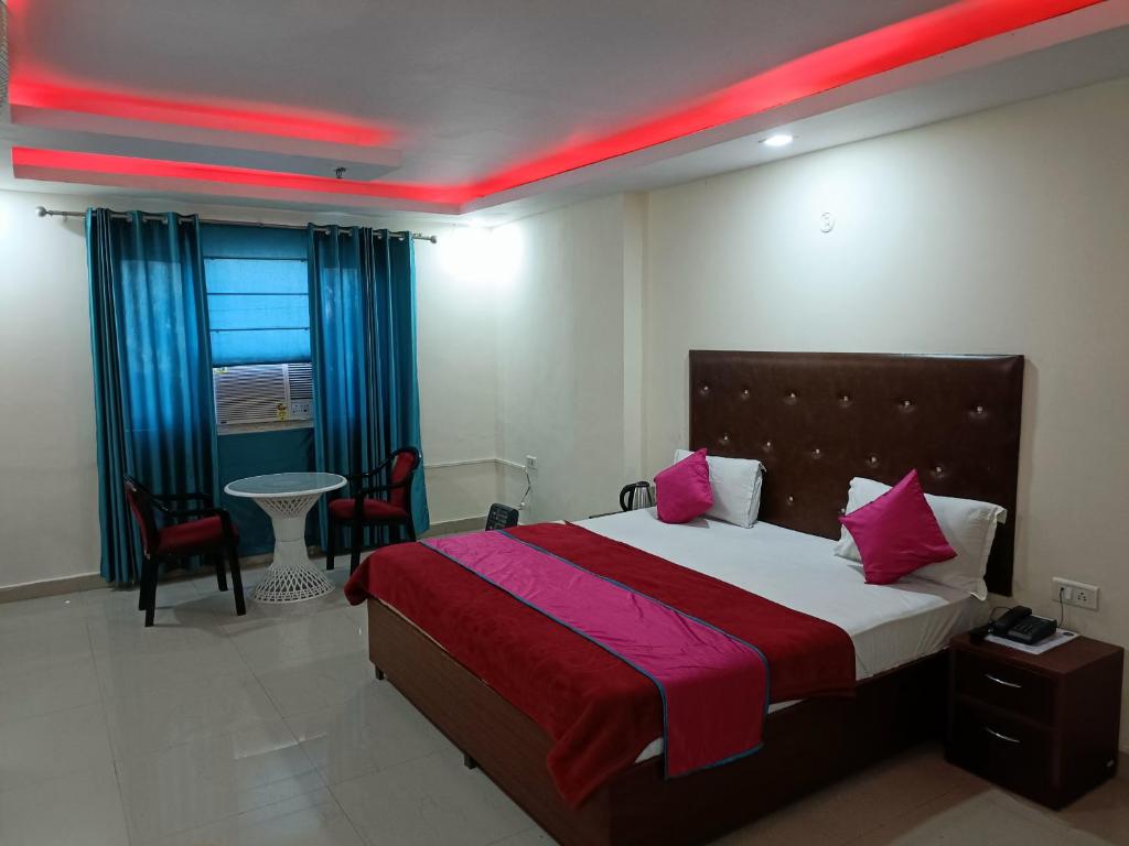 Gulta vai gultas numurā naktsmītnē Hotel Kanishkka Inn