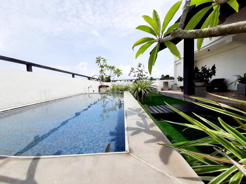 una piscina al lado de una casa en Cinnamon Apartment Panadura, en Panadura