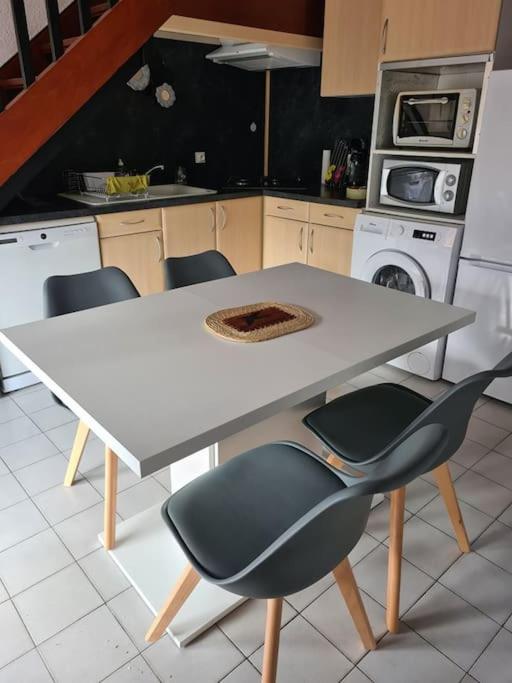Kuchyňa alebo kuchynka v ubytovaní Maison à 200m de la plage. T3 avec terrasse.
