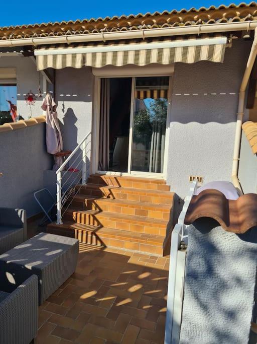 Posedenie v ubytovaní Maison à 200m de la plage. T3 avec terrasse.