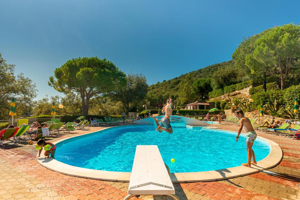 eine Gruppe von Menschen, die in einem Schwimmbad spielen in der Unterkunft Villino Garden & Pool in Marina dʼAndora