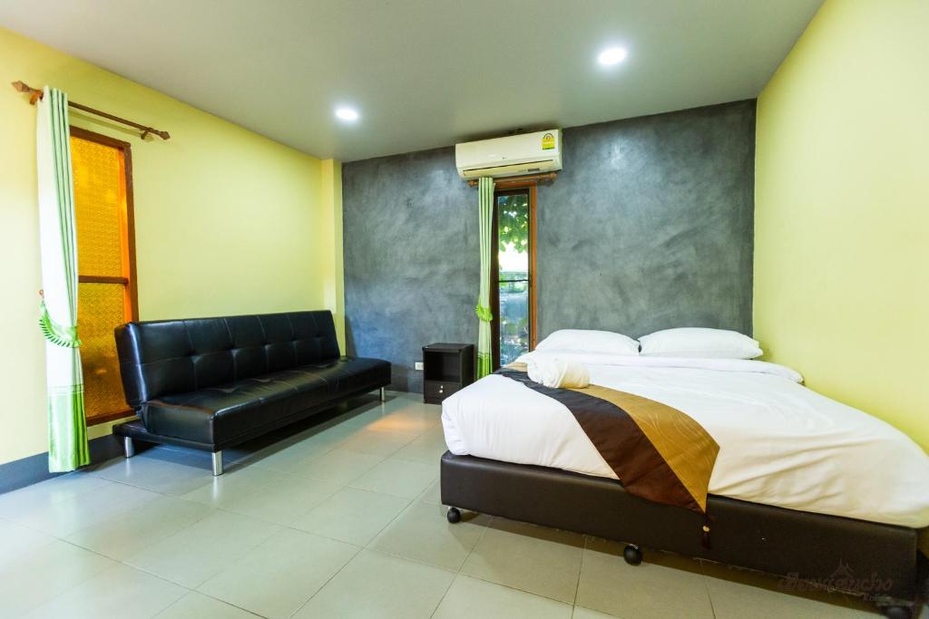 Postel nebo postele na pokoji v ubytování Huen San Fang hotel โรงแรมเฮือนแสนฝาง