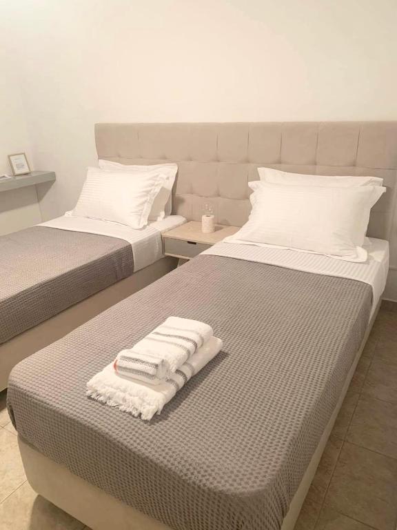Postel nebo postele na pokoji v ubytování Omma, Main Street suite