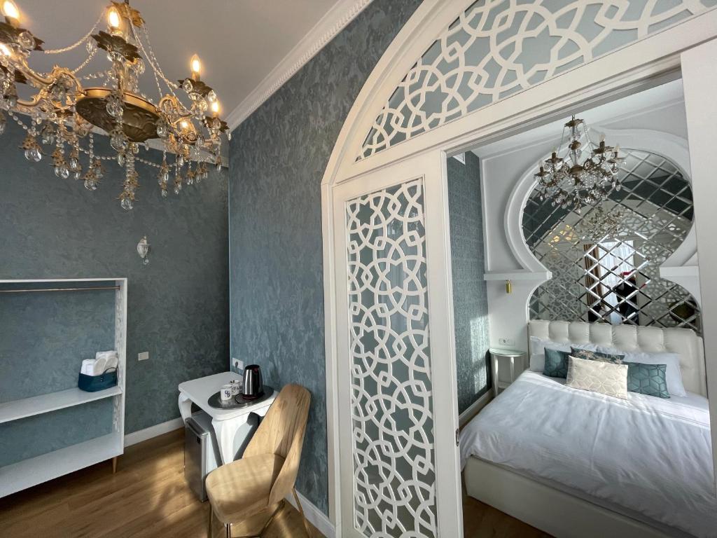 Postel nebo postele na pokoji v ubytování Rikhe palace boutique hotel