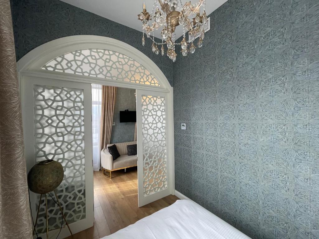 Postel nebo postele na pokoji v ubytování Rikhe palace boutique hotel