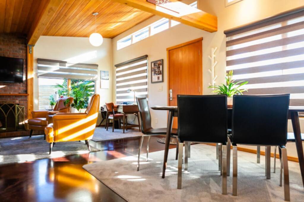 jadalnia z krzesłami i stołem w obiekcie Hilltop Hideaway, Pacific Northwest charm & luxury w mieście Portland