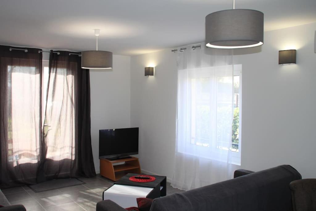 Televízia a/alebo spoločenská miestnosť v ubytovaní Appart dans maison 2 km de la plage