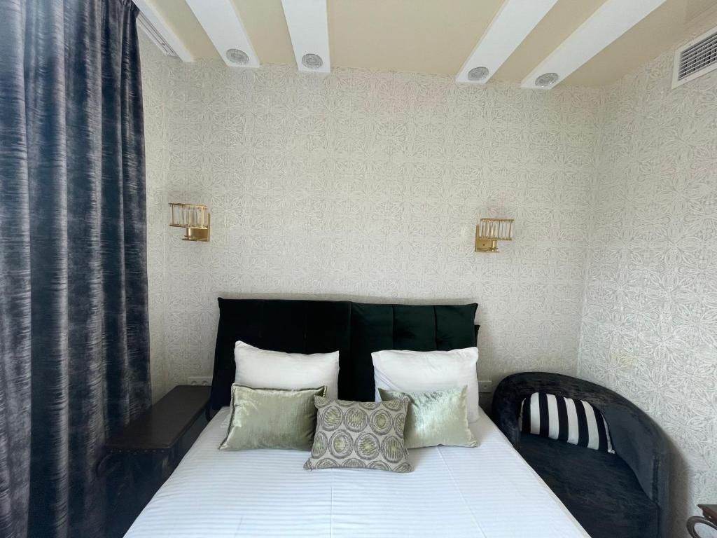 Postel nebo postele na pokoji v ubytování Rikhe palace boutique hotel