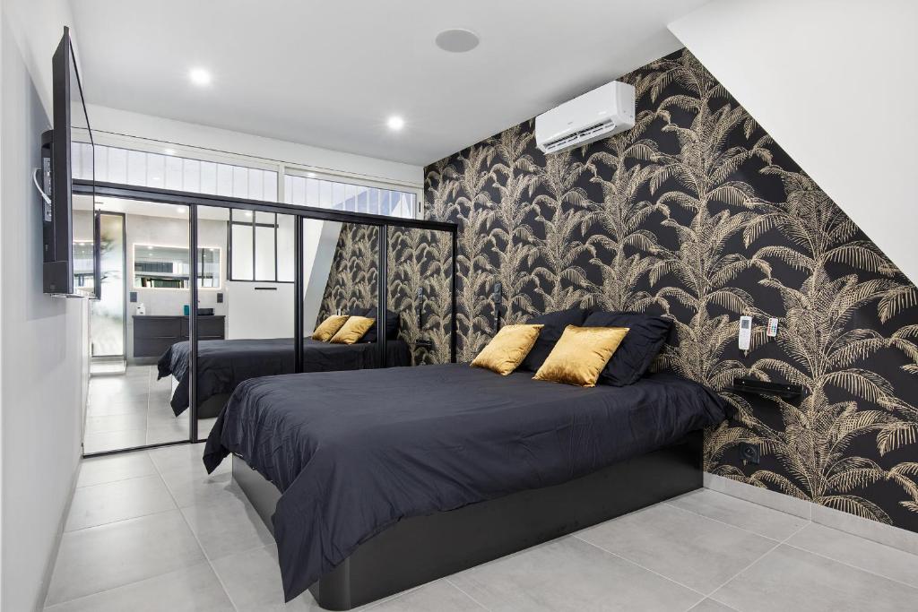 um quarto com 2 camas e uma parede em Double Jeu- NATURISTE VILLAGE-SPA-Clim-2 BEDROOM-Parking-90m2 em Cap d'Agde