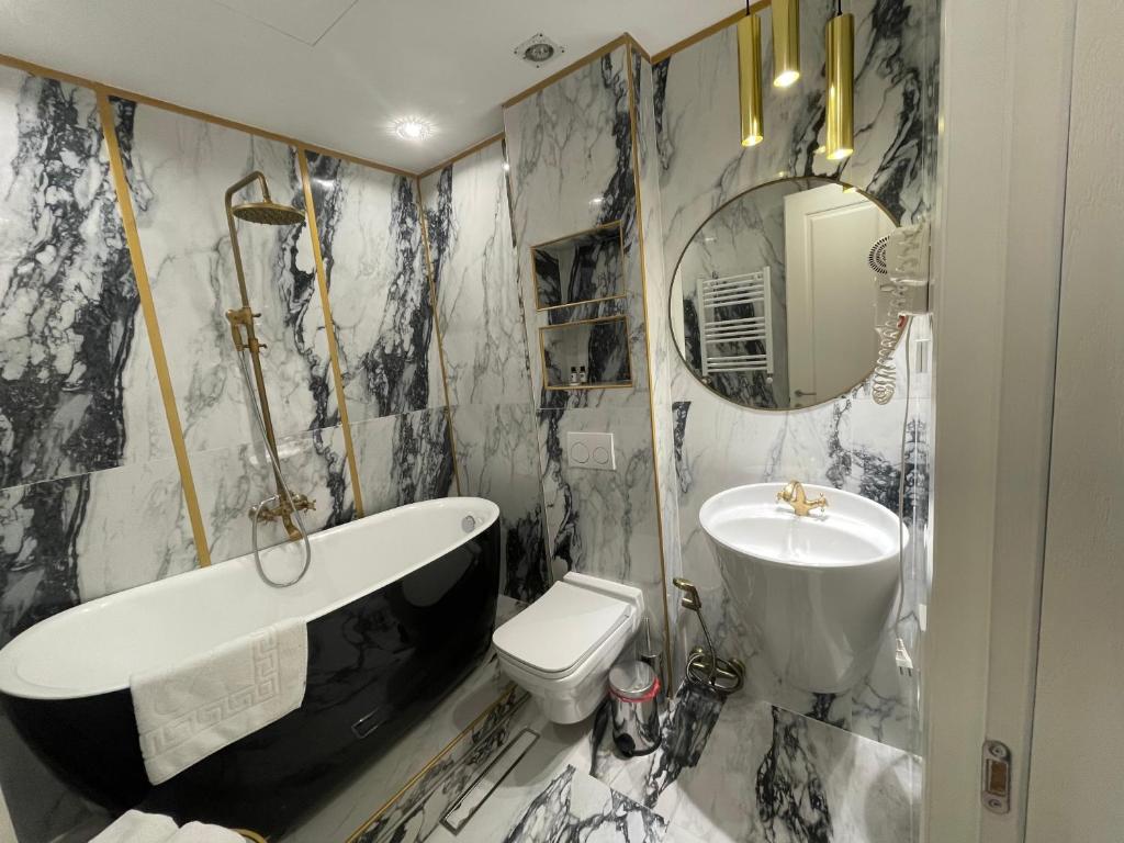 Koupelna v ubytování Rikhe palace boutique hotel