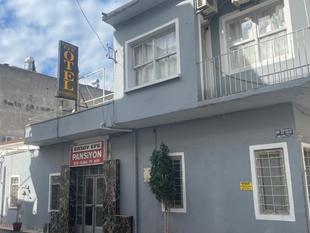un edificio blanco con un letrero para un restaurante en Ersoy Efe Pansiyon, en Antalya
