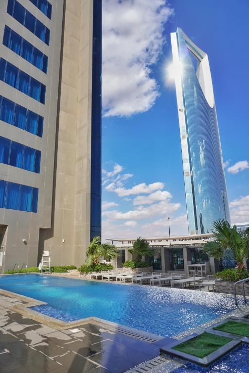 DAMAC TOWERS riyadh داماك في الرياض: مسبح امام مبنى طويل
