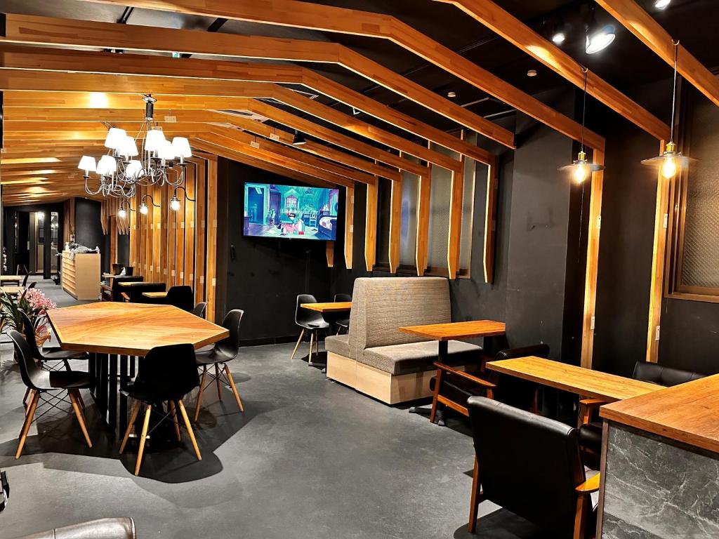 TV a/nebo společenská místnost v ubytování Namba Guesthouse HIVE