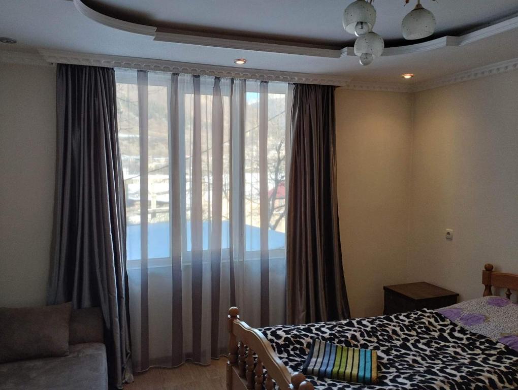 Postel nebo postele na pokoji v ubytování Spardishi tower