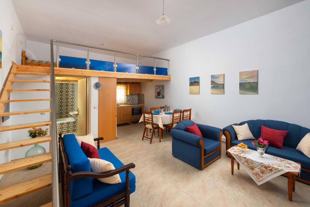 Posezení v ubytování Beach Pearl - Beach Front House with Private Pool