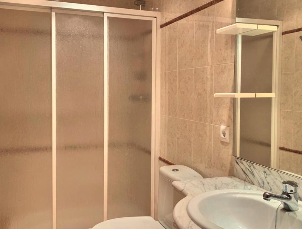 Kúpeľňa v ubytovaní Villa Parmenides Roses - Immo Barneda