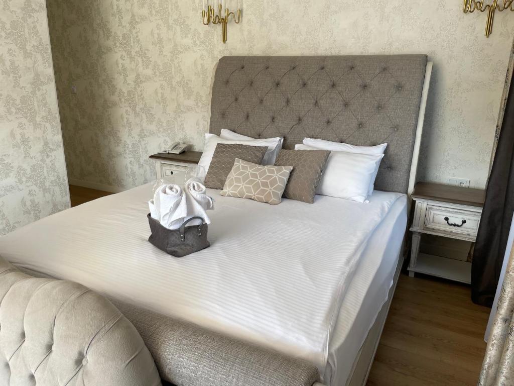 Postel nebo postele na pokoji v ubytování Rikhe palace boutique hotel