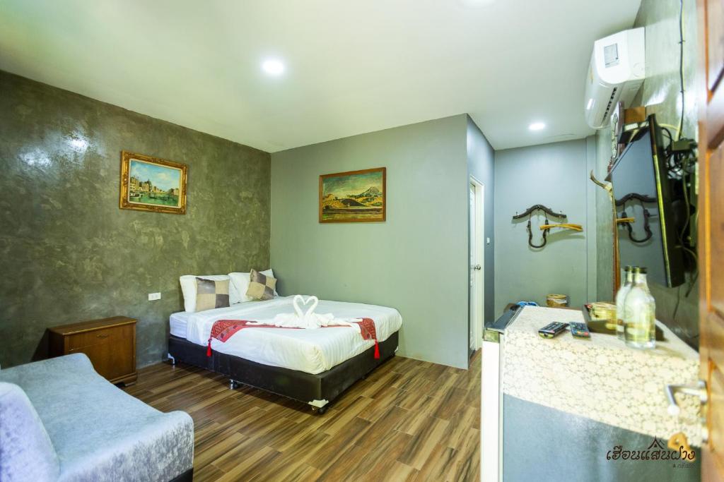 Postel nebo postele na pokoji v ubytování Huen San Fang hotel โรงแรมเฮือนแสนฝาง
