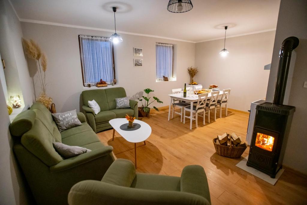 uma sala de estar com um sofá e uma lareira em Krijesnica 