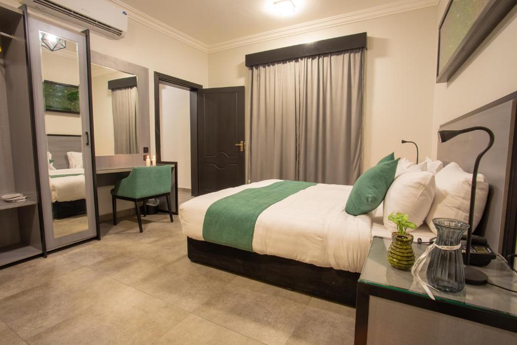 Karims Hotel - Deluxe King Room