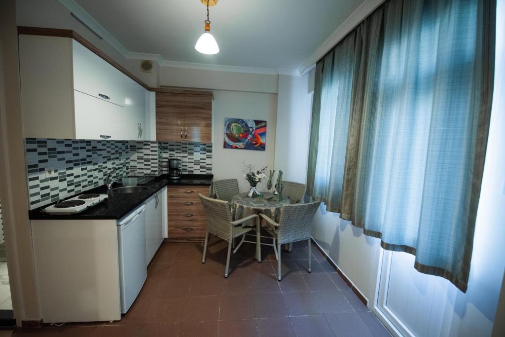 Kuchyň nebo kuchyňský kout v ubytování Narcis Apart Hotel
