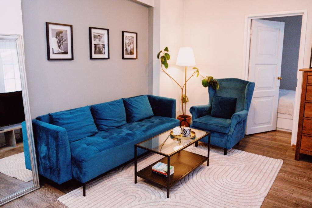 - un salon avec un canapé bleu et deux chaises dans l'établissement Charming apartment in Tallinn old town!, à Tallinn