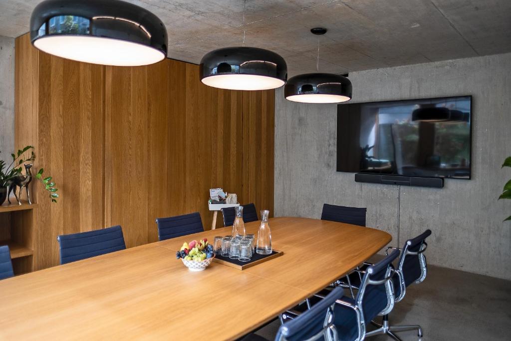 TV a/nebo společenská místnost v ubytování Nomad Design & Lifestyle Hotel