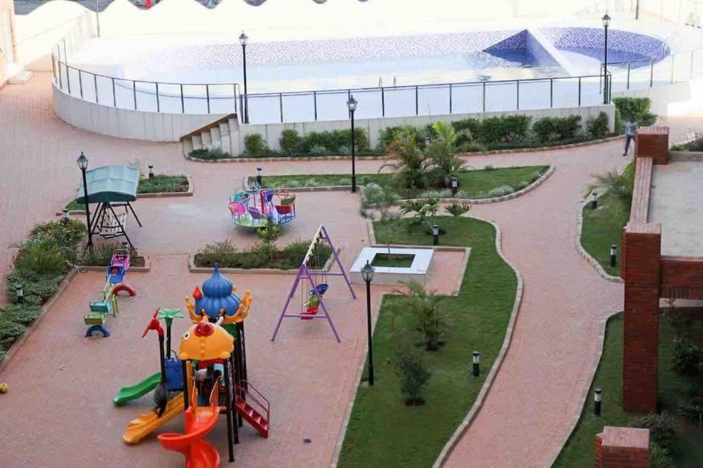 een park met een speeltuin met een glijbaan en schommels bij Joe Apartments in Syokimau