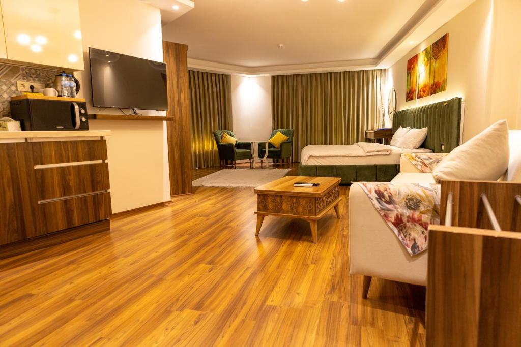 a living room with a couch and a tv at Grand Luxury in Yalova