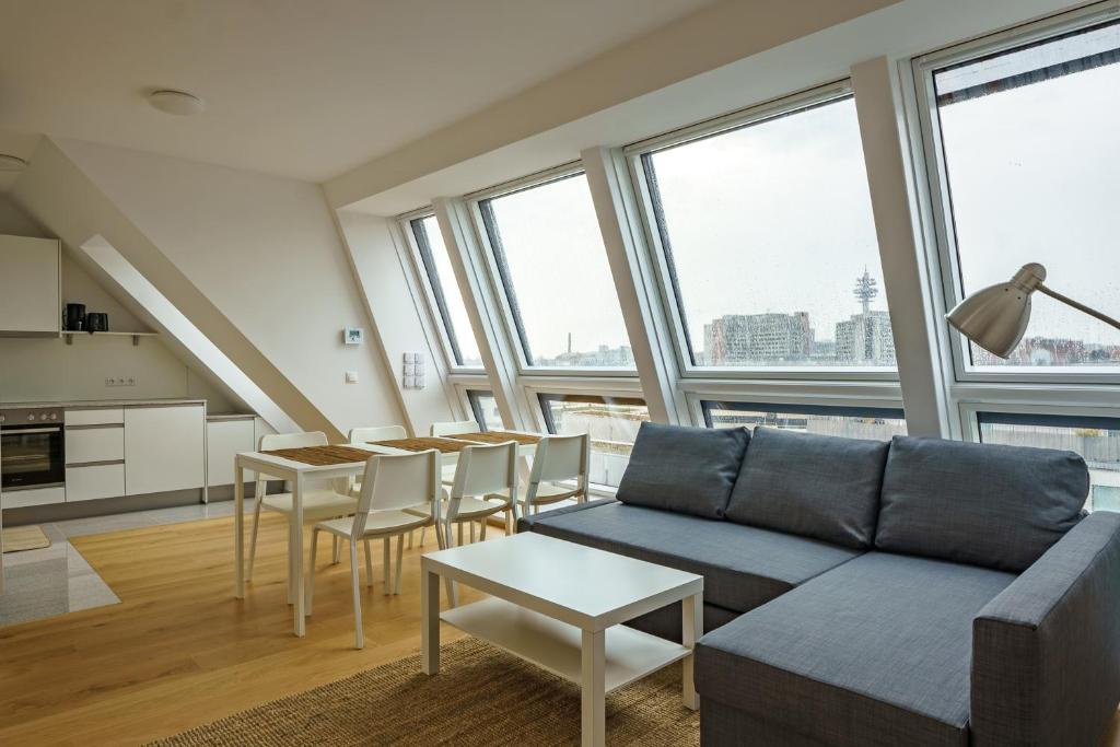 een woonkamer met een bank en een tafel bij Central Living Apartments - Belvedere in Wenen