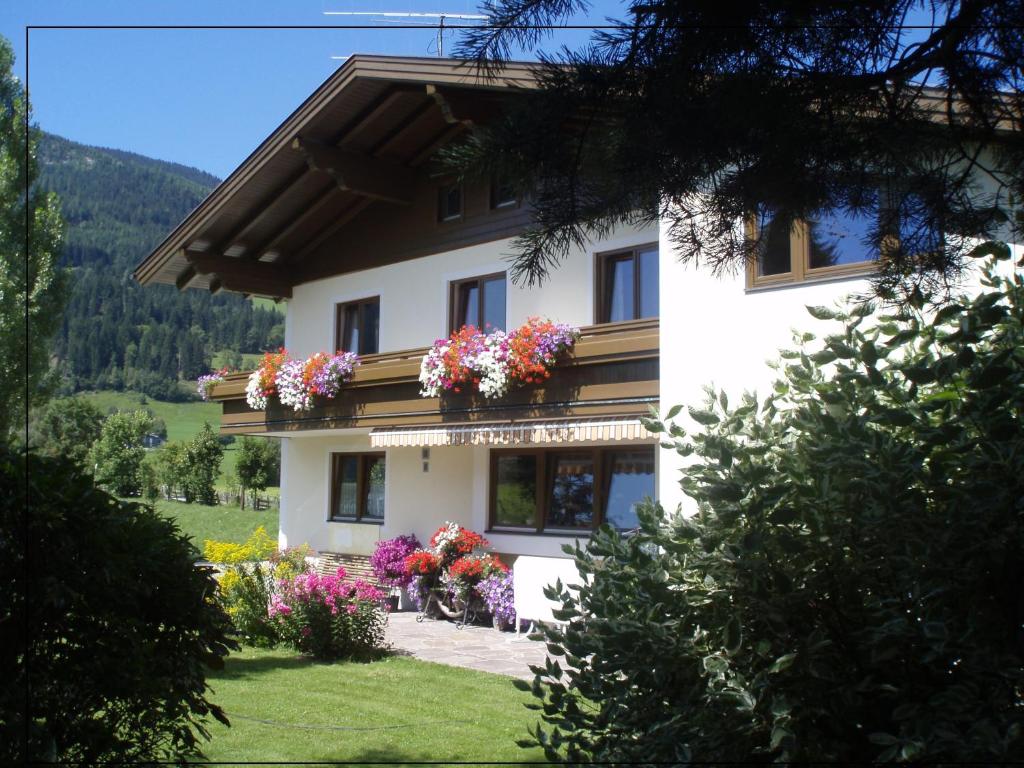 un edificio con flores a un lado. en Appartements Winter Anita en Flachau