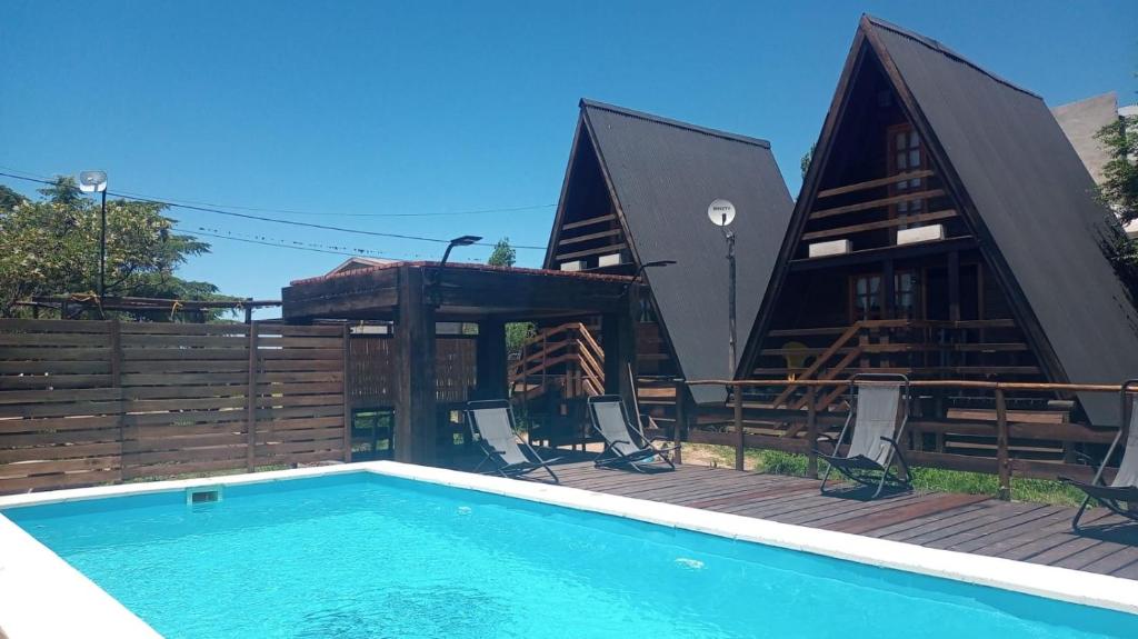 una casa con piscina en una terraza de madera en CABAÑAS COPITL in 