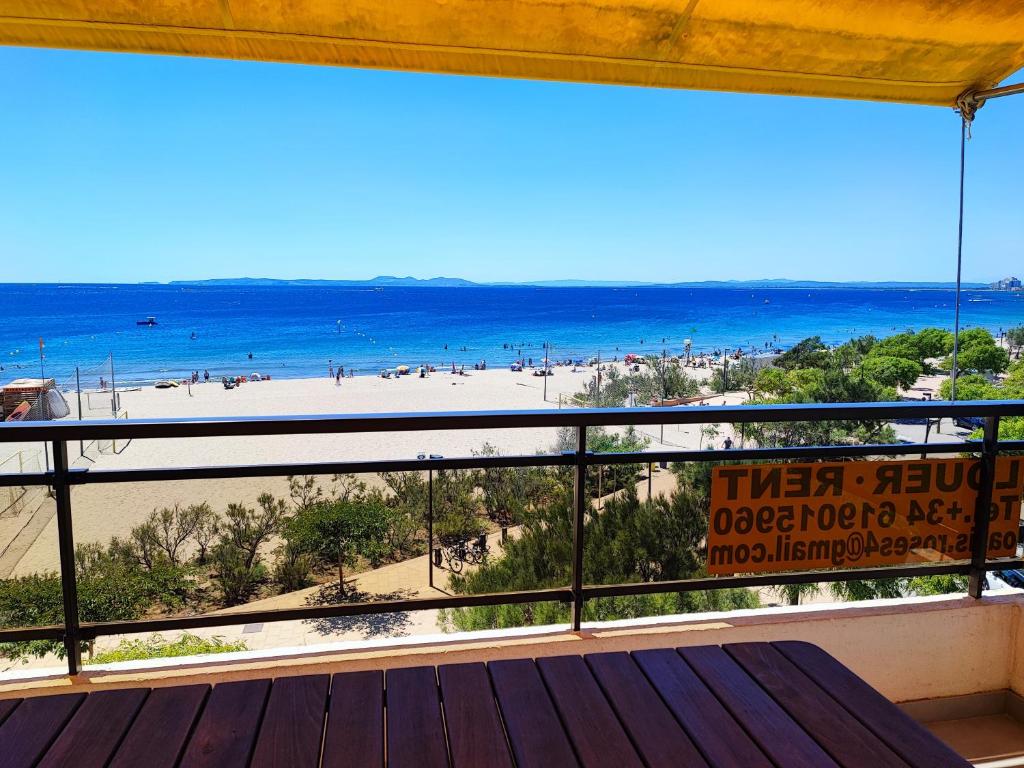 balkon z widokiem na plażę i ocean w obiekcie Apartament Oasis A6 ROSES w mieście Roses