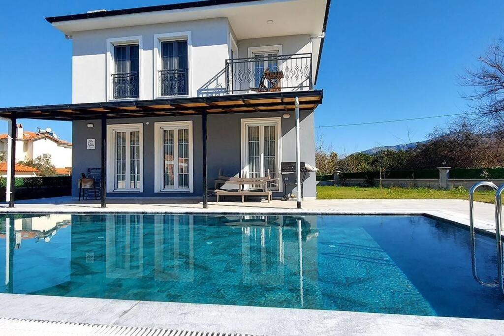 una casa con piscina frente a una casa en DalyanCentral 4BR Private Villa, en Dalyan