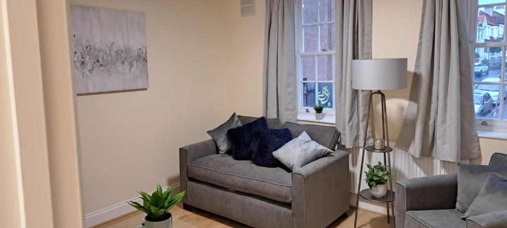un soggiorno con divano e sedia di Upper Tooting Road a Londra