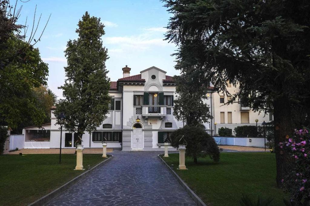 una grande casa bianca con vialetto di Relais Totì BeB bed e breakfast a Mogliano Veneto