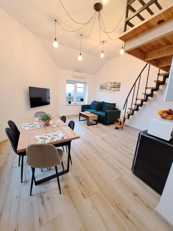 Televízia a/alebo spoločenská miestnosť v ubytovaní Apartament z antresolą