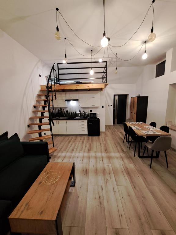 Kuchyňa alebo kuchynka v ubytovaní Apartament z antresolą