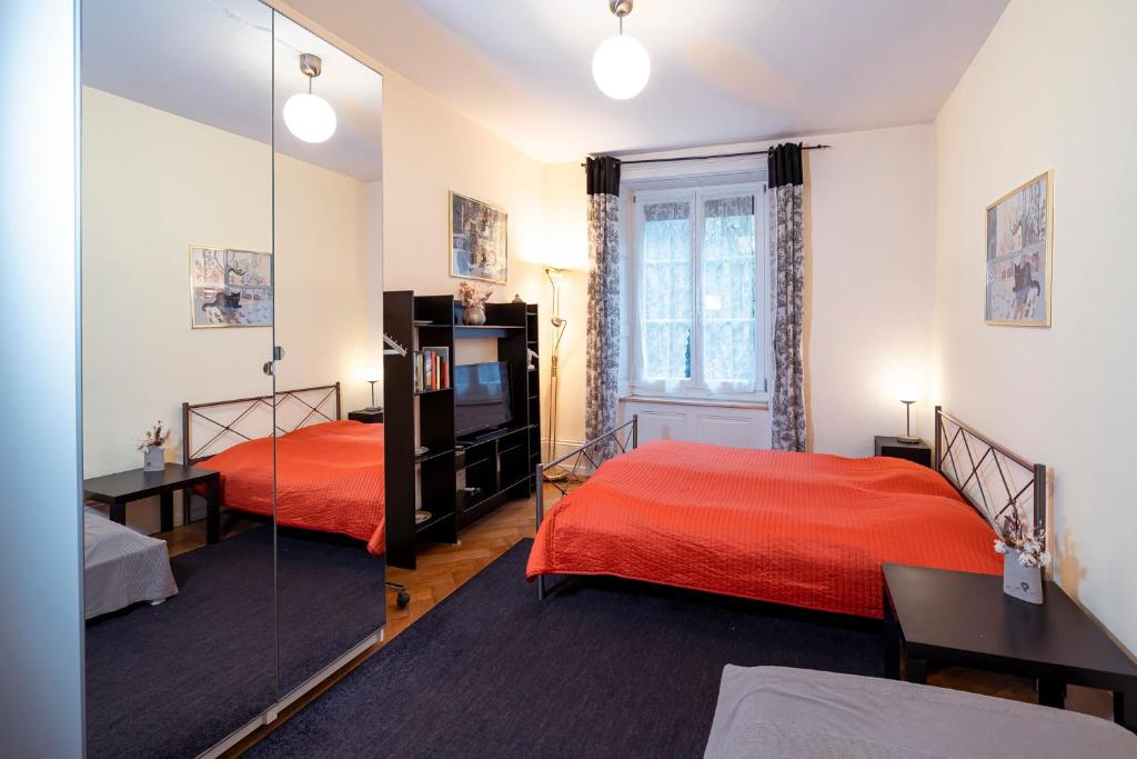 - une chambre avec 2 lits et un miroir dans l'établissement Gästezimmer Plänke, à Biel