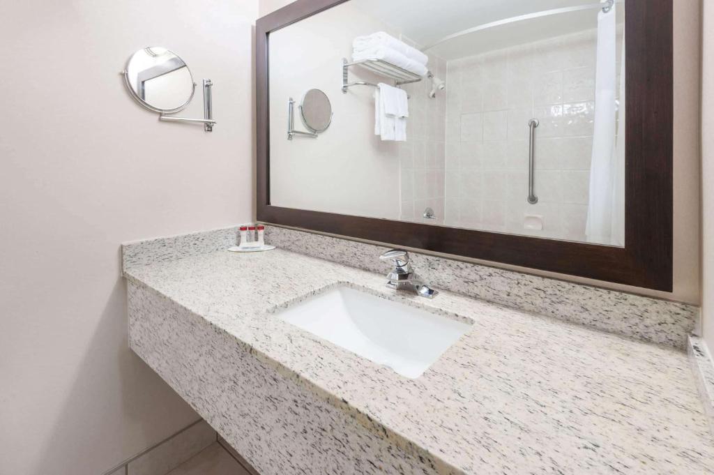 Ramada by Wyndham Edmonton South - Resim 10