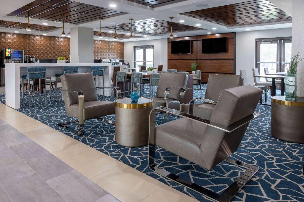 a lobby with chairs and a waiting room at Wingate by Wyndham Vineland in Vineland