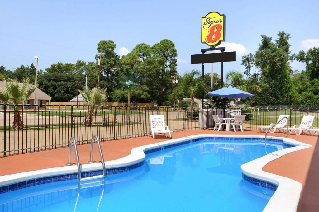 una piscina en un complejo con una señal de pepsi en Super 8 by Wyndham Shreveport, en Shreveport