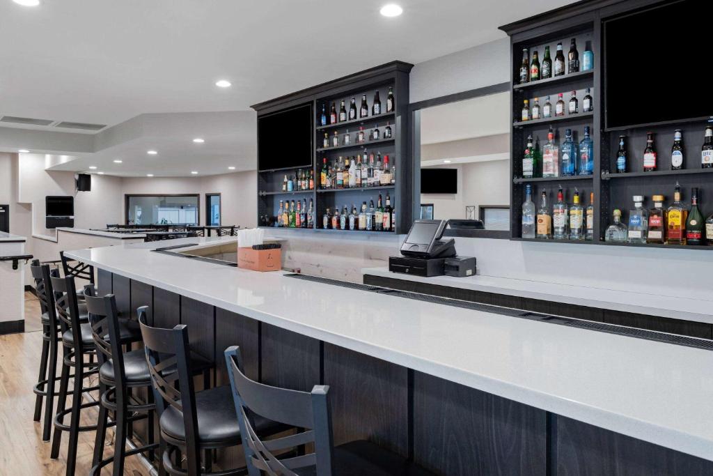 Lounge nebo bar v ubytování Howard Johnson by Wyndham Lima