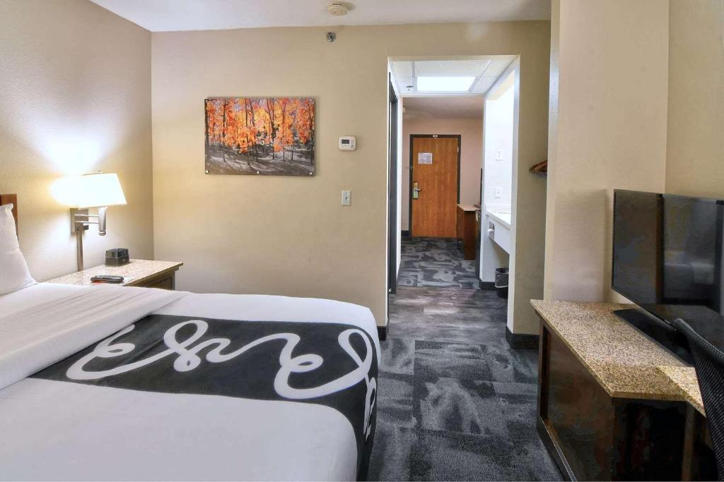 La Quinta by Wyndham Springfield South photo