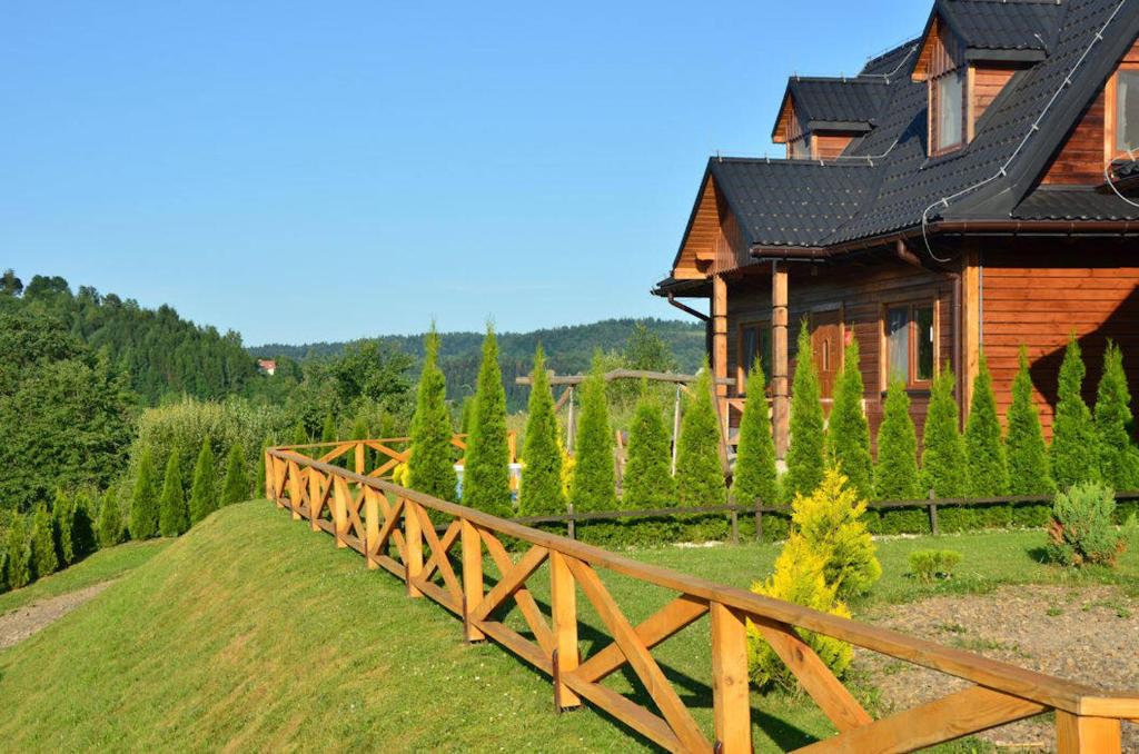 drewniany most przed domem w obiekcie Słoneczna Kraina 1 w Wołkowyi