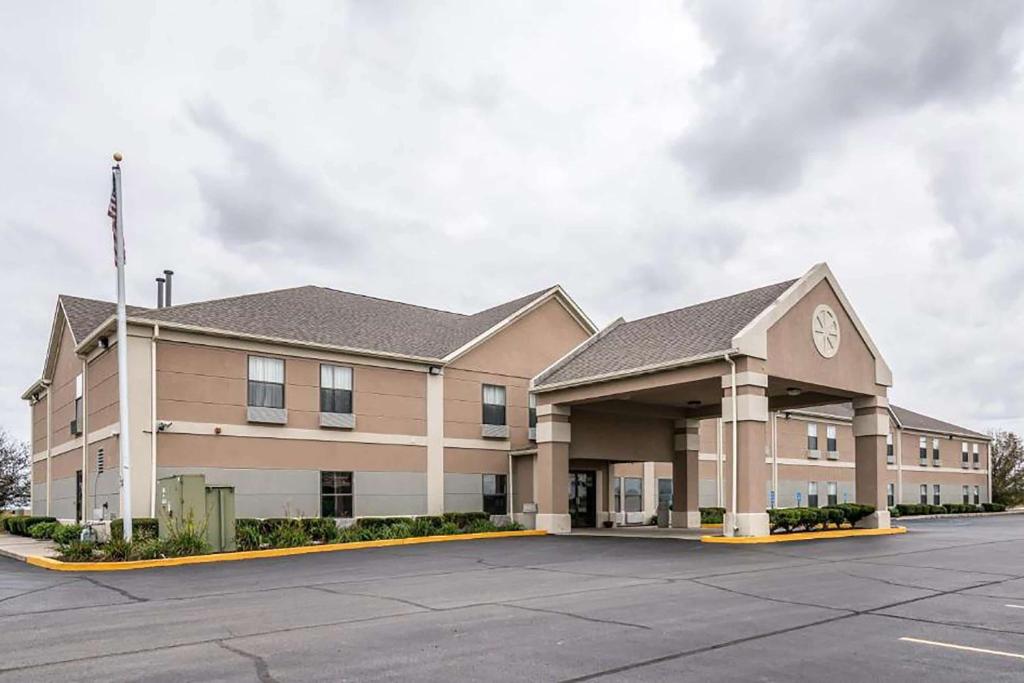 um grande edifício de escritórios com estacionamento em Days Inn by Wyndham Kentland em Kentland