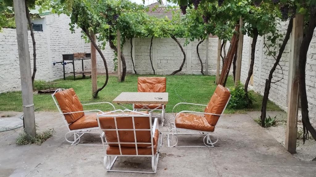 un grupo de sillas y una mesa en un patio en CASA NOSTRA en San Rafael